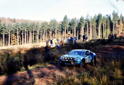 Jean Ragnotti - Jacques Jaubert
25º Lombard RAC Rally 1976. Alpine-Renault A310 (7715 JF 76). Abandonó por el diferencial del coche.

Del 27 al 30 de Noviembre, Bath, Inglaterra.
Superficie: tierra.

El Rally tenia un total de 3248 km de los que 504 km divididos en 76 tramos eran especiales, (6 de ellos fueron cancelados, SS2 Speech House, km? SS34 Greystoke, km? SS37 cancelada antes del inicio, km? SS41 Egdon, km? y SS42 Anglebury, km?).

Tomaron la salida 200 equipos, finalizaron 71.@
Palabras clave: ;Renault;Alpine;RAC_Rally;Gran_Bretaña;1976