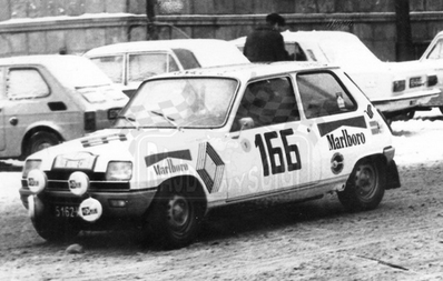 Jerzy Landsberg - Marek Muszynski
44º Rallye Automobile de Monte-Carlo 1976. Renault 5 TS (5162-WS). Abandonó.

Del 17 al 24 de Enero, Monte-Carlo.
Superficie: asfalto - nieve.

El Rally tenia un total de 4500 km de los que 530.50 km divididos en 23 tramos eran especiales.

Se inscribieron 163 equipos, tomaron la salida 148, finalizaron 84.@
Palabras clave: Renault;Montecarlo;1976