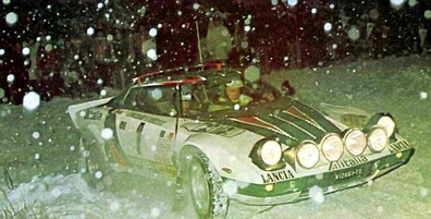 Björn Waldegård - Hans Thorszelius
26º International Swedish Rally 1976. Lancia Stratos HF. Abandonó por accidente.

Del 20 al 22 de Febrero, Karlstad, Suecia.
Superficie: nieve - hielo.

El Rally tenia un total de 1620.00 km de los que 764.00 km divididos en 34 tramos eran especiales.

En total 213 equipos tomaron la salida, de los cuales 68 participaron en el WRC.
El campeonato de Suecia (202 tripulaciones) solo participó en la primera etapa.
Los campeonatos de C-Forare, Oldboys y Norska solo participaron en la segunda etapa.

Del Campeonato WRC finalizaron 28.
@
Palabras clave: ;Lancia;Stratos;Suecia;1978;Nieve