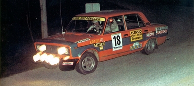 Carlos Trabado - Serrano
10º Rally Firestone 1976. Seat 1430 (Gr.4).

Casi todo el Rallye se mantuvieron en 4ª posición, pero se vieron obligados a retirarse a tres tramos del final por un un cunetazo.

Carlos Trabado hubiera terminado justo por detrás de los Seat y Escort oficiales.

Del 19 al 21 de Marzo.
Puntuable para el Campeonato Europa de Rallyes para conductores, Coef.3.

El Rally tenia un total de 1300 Km de los que 246,6 Km divididos en 27 tramos, eran especiales.

Se inscribieron 91 equipos, tomaron la salida 61, finalizaron 23.
@
Palabras clave: Seat;Firestone;1976