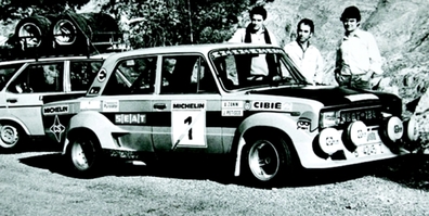 Seat 124 2100 Proto (Gr.5)
1977
Prueba para Autopista tras su última victoria en el Rallye Costa del Sol, dándole otro cetro nacional a Antonio Zanini.

Incorporaba la suspensión independiente trasera del Fiat 124 Spider Abarth, utilizaba el puente trasero y la caja de cambios ZF de relación cerrada con 5 velocidades, el diferencial posterior era de tipo autoblocante tarado al 75%.

El motor estaba desarrollado a partir de un bloque FIAT de 2 litros, elevando su cilindrada hasta los 2.090 c.c. gracias al mayor diámetro de los pistones.

La culata de 4 válvulas por cilindro, aunque estaba fabricada en España, era una copia de las Abarth.

El motor se alimentaba a través de dos carburadores Weber de 45 mm, pero también llegó a utilizar un sistema de inyección electrónica similar al que se montaba en los 131 Abarth y BMW 2002 tii.

Se anunciaba una potencia de 210 cv, pero Zanini asegura que en el mejor de los casos se obtení­an 190.

Con un peso muy contenido de apenas 1.000 kilos, era muy competitivo frente a los Porsche 911, Lancia Stratos, Renault Alpine de la época.
Palabras clave: Seat;Proto;1977