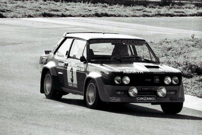 Markku Alén - Ilkka Kivimaki
11º Rallye de Portugal Vinho do Porto 1977. Fiat 131 Abarth (TO P35977). Clasificado 1º.

Del 1 al 6 de Marzo, Estoril.
Superficie: asfalto - tierra.

El Rally tenia un total de 2458 km de los que 580 km divididos en 46 tramos eran especiales, (2 de ellas fueron canceladas SS18 Sao Lourenco da Montaria de 27 Km y SS 24 Carvalhas de 6 Km).

Tomaron la salida 103 equipos, finalizaron 27.@
Palabras clave: Markku_Alen;Fiat;Abarth;Portugal;1977