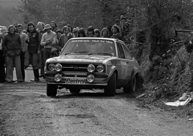 Russell Brookes - John Brown
38º Benson & Hedges Circuit of Ireland 1977. Ford Escort RS 1800 MKII. Clasificado 1º.
Tomaron la salida 110 equipos, finalizaron 52.
[b]COPYRIGHT :[/b][url=lesashephotography.com] [b][u]lesashephotography.com.[/u][/b] [/url].@
Palabras clave: ;Ford;Escort;MKII;MKII;Ireland;Irlanda;1977