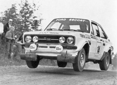 Kyösti Hämäläinen - Martti Tiukkanen
27º Jyväskylän Suurajot - Rally of the 1000 Lakes 1977. Ford Escort RS 1800 MKII (POO 489R). Clasificado 1º.

Del 26 al 27 de Agosto, Jyväskylä, Finlandia.
Superficie: tierra.

El Rally tenia un total de 1484 km de los que 452.90 km divididos en 46 tramos eran especiales, (uno de ellos fue cancelado SS14 Vaarinmaja).

Se inscribieron 102 equipos, tomaron la salida 99, finalizaron 44.@
Palabras clave: Finlandia;Ford;Escort;MKII;1977