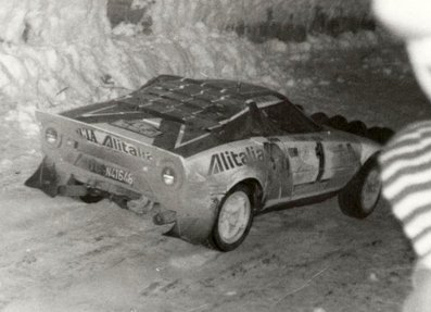 Sandro Munari - Silvio Maiga
45º Rallye Automobile de Monte-Carlo 1977. Lancia Stratos HF (TO N41648). Clasificado 1º.

Del 22 al 28 de Enero, Monte-Carlo.
Superficie: asfalto - nieve.

El Rally tenia un total de 4800 km de los que 540.50 km divididos en 27 tramos eran especiales (una de ellas fue cancelada SS2 Col de Fontbelle de 35.00 Km)

Se inscribieron 217 equipos, tomaron la salida 198, finalizaron 118 en lista, llegaron 47 en meta.@
Palabras clave: Sandro_Munari;Lancia;Stratos;Montecarlo;1977;nieve