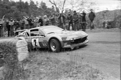 Guy Fréquelin - Jacques Delaval
20º Critérium des Cévennes 1977. Alpine-Renault A310 V6 (2530 JR 76). Clasificado 1º.

Del 13 al 14 de Noviembre, Francia.
Superficie: asfalto.

El Rally tenia un total de 395.50 km cronometrados divididos en 16 tramos especiales.

Tomaron la salida 220 equipos, finalizaron 100.@
Palabras clave: Guy_Frequelin;Jacques_Delaval;Criterium_Cevennes;Renault;Alpine;A310;1977