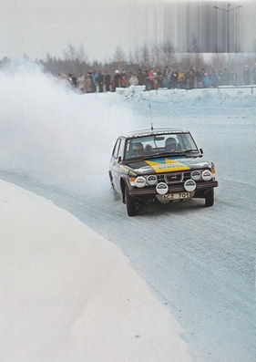Stig Blomqvist - Hans Sylvan
27º Internacional Suecia Rally 1977. Saab 99 Turbo (ACZ 701). Clasificado 1º.

Del 11 al 13 de Febrero, Karlstad.
Superficie: nieve - hielo

El Rally tenia un total de 1522.00 km de los que 736.20 km eran de tramos especiales.

Tomaron la salida 175 equipos, finalizaron 37.@
Palabras clave: Stig_Blomqvist;Saab;EMS;Suecia;Nieve;1977