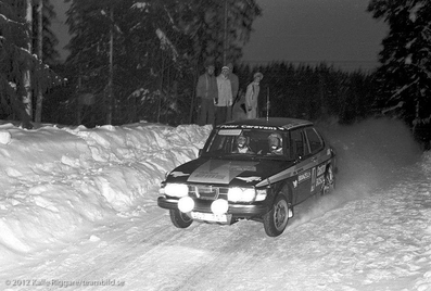 Stig Blomqvist - Hans Sylvan
27º Internacional Suecia Rally 1977. Saab 99 Turbo (ACZ 701). Clasificado 1º.

Del 11 al 13 de Febrero, Karlstad.
Superficie: nieve - hielo

El Rally tenia un total de 1522.00 km de los que 736.20 km eran de tramos especiales.

Tomaron la salida 175 equipos, finalizaron 37.@
Palabras clave: Stig_Blomqvist;Saab;EMS;Suecia;Nieve;1977