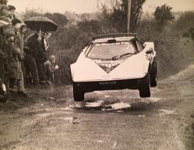 William (Billy) Coleman - Peter Scott
38º Benson & Hedges Circuit of Ireland 1977. Lancia Stratos HF, (Equipo Chequered Flag). Clasificado 2º.
Tomaron la salida 110 equipos, finalizaron 52.@
Palabras clave: ;Irlanda;Ireland;Lancia;Stratos;1977