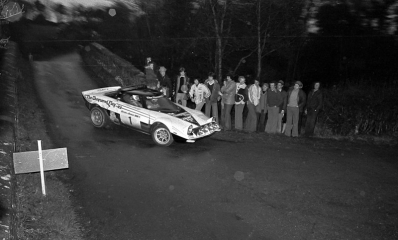 William (Billy) Coleman - Peter Scott
38º Benson & Hedges Circuit of Ireland 1977. Lancia Stratos HF, (Equipo Chequered Flag). Clasificado 2º.
Tomaron la salida 110 equipos, finalizaron 52.
[b]COPYRIGHT :[/b][url=lesashephotography.com] [b][u]lesashephotography.com.[/u][/b] [/url].@
Palabras clave: ;Irlanda;Ireland;Lancia;Stratos;1977