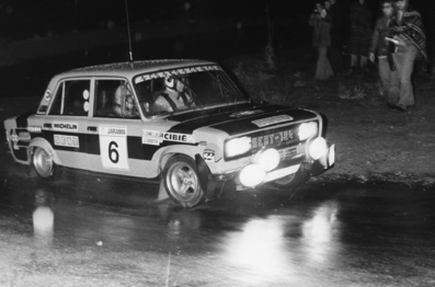 Salvador Cañellas - Jordi Sabater
25º RACE Rallye de España 1977. Seat 124D Especial 1800 (B-4597-AH). Clasificado 2º.

Del 21 al 23 de Octubre (Coef.4) Puntuable para el Campeonato de Europa de Rallyes para conductores, Jarama, Madrid, España.
Superficie: asfalto - tierra.

El Rally tenia un total de 1343.20 Km de los que 407.70 Km divididos en 27 tramos eran especiales (3 de ellos fueron cancelados SS7 Puerto de Cotos, SS18 El Pontón y SS22 La Quesera).

Se inscribieron 66 equipos, tomaron la salida 45, finalizaron 17.@
Palabras clave: Salvador_Cañellas;Seat;Race;1977;España;Spain
