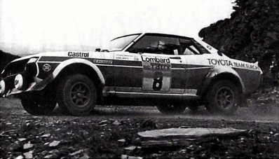 Hannu Mikkola - Arne Hertz
26º Lombard RAC Rally 1977. Toyota Celica RA21 (BYC-885). Clasificado 2º.

Del 20 al 24 de Noviembre, London, York, Inglaterra.
Superficie: tierra - asfalto.

El Rally tenia un total de 3069 km de los que 674.45 km divididos en 69 tramos eran especiales, (2 de ellas fueron canceladas SS54 Cardrona de 9,66 Km y SS56 Elibank de 6,44 Km).

Tomaron la salida 182 equipos, finalizaron 67.@
Palabras clave: ;Toyota;Celica;Gran_Bretaña;1977;RAC_Rally;Inglaterra
