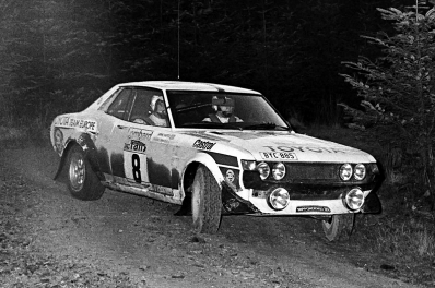 Hannu Mikkola - Arne Hertz
26º Lombard RAC Rally 1977. Toyota Celica RA21 (BYC-885). Clasificado 2º.

Del 20 al 24 de Noviembre, London, York, Inglaterra.
Superficie: tierra - asfalto.

El Rally tenia un total de 3069 km de los que 674.45 km divididos en 69 tramos eran especiales, (2 de ellas fueron canceladas SS54 Cardrona de 9,66 Km y SS56 Elibank de 6,44 Km).

Tomaron la salida 182 equipos, finalizaron 67.@

Palabras clave: ;Toyota;Celica;Gran_Bretaña;1977;RAC_Rally;Inglaterra