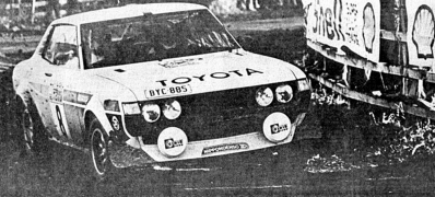 Hannu Mikkola - Arne Hertz
26º Lombard RAC Rally 1977. Toyota Celica RA21 (BYC-885). Clasificado 2º.

Del 20 al 24 de Noviembre, London, York, Inglaterra.
Superficie: tierra - asfalto.

El Rally tenia un total de 3069 km de los que 674.45 km divididos en 69 tramos eran especiales, (2 de ellas fueron canceladas SS54 Cardrona de 9,66 Km y SS56 Elibank de 6,44 Km).

Tomaron la salida 182 equipos, finalizaron 67.@
Palabras clave: ;Toyota;Celica;Gran_Bretaña;1977;RAC_Rally;Inglaterra