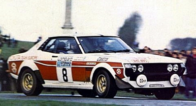 Hannu Mikkola - Arne Hertz
26º Lombard RAC Rally 1977. Toyota Celica RA21 (BYC-885). Clasificado 2º.

Del 20 al 24 de Noviembre, London, York, Inglaterra.
Superficie: tierra - asfalto.

El Rally tenia un total de 3069 km de los que 674.45 km divididos en 69 tramos eran especiales, (2 de ellas fueron canceladas SS54 Cardrona de 9,66 Km y SS56 Elibank de 6,44 Km).

Tomaron la salida 182 equipos, finalizaron 67.@
Palabras clave: ;Toyota;Celica;Gran_Bretaña;1977;RAC_Rally;Inglaterra