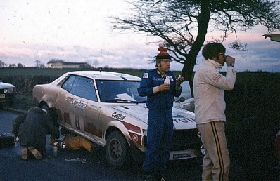 Hannu Mikkola - Arne Hertz
26º Lombard RAC Rally 1977. Toyota Celica RA21 (BYC-885). Clasificado 2º.

Del 20 al 24 de Noviembre, London, York, Inglaterra.
Superficie: tierra - asfalto.

El Rally tenia un total de 3069 km de los que 674.45 km divididos en 69 tramos eran especiales, (2 de ellas fueron canceladas SS54 Cardrona de 9,66 Km y SS56 Elibank de 6,44 Km).

Tomaron la salida 182 equipos, finalizaron 67.@
Palabras clave: ;Toyota;Celica;Gran_Bretaña;1977;RAC_Rally;Inglaterra