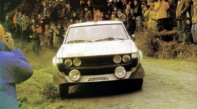 Hannu Mikkola - Arne Hertz
26º Lombard RAC Rally 1977. Toyota Celica RA21 (BYC-885). Clasificado 2º.

Del 20 al 24 de Noviembre, London, York, Inglaterra.
Superficie: tierra - asfalto.

El Rally tenia un total de 3069 km de los que 674.45 km divididos en 69 tramos eran especiales, (2 de ellas fueron canceladas SS54 Cardrona de 9,66 Km y SS56 Elibank de 6,44 Km).

Tomaron la salida 182 equipos, finalizaron 67.@
Palabras clave: ;Toyota;Celica;Gran_Bretaña;1977;RAC_Rally;Inglaterra