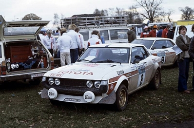 Hannu Mikkola - Arne Hertz
26º Lombard RAC Rally 1977. Toyota Celica RA21 (BYC-885). Clasificado 2º.

Del 20 al 24 de Noviembre, London, York, Inglaterra.
Superficie: tierra - asfalto.

El Rally tenia un total de 3069 km de los que 674.45 km divididos en 69 tramos eran especiales, (2 de ellas fueron canceladas SS54 Cardrona de 9,66 Km y SS56 Elibank de 6,44 Km).

Tomaron la salida 182 equipos, finalizaron 67.@
Palabras clave: ;Toyota;Celica;Gran_Bretaña;1977;RAC_Rally;Inglaterra