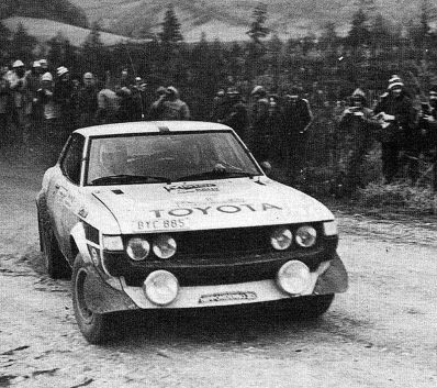 Hannu Mikkola - Arne Hertz
26º Lombard RAC Rally 1977. Toyota Celica RA21 (BYC-885). Clasificado 2º.

Del 20 al 24 de Noviembre, London, York, Inglaterra.
Superficie: tierra - asfalto.

El Rally tenia un total de 3069 km de los que 674.45 km divididos en 69 tramos eran especiales, (2 de ellas fueron canceladas SS54 Cardrona de 9,66 Km y SS56 Elibank de 6,44 Km).

Tomaron la salida 182 equipos, finalizaron 67.@
Palabras clave: ;Toyota;Celica;Gran_Bretaña;1977;RAC_Rally;Inglaterra