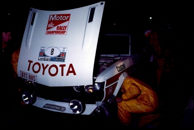 Hannu Mikkola - Arne Hertz
26º Lombard RAC Rally 1977. Toyota Celica RA21 (BYC-885). Clasificado 2º.

Del 20 al 24 de Noviembre, London, York, Inglaterra.
Superficie: tierra - asfalto.

El Rally tenia un total de 3069 km de los que 674.45 km divididos en 69 tramos eran especiales, (2 de ellas fueron canceladas SS54 Cardrona de 9,66 Km y SS56 Elibank de 6,44 Km).

Tomaron la salida 182 equipos, finalizaron 67.@
Palabras clave: ;Toyota;Celica;Gran_Bretaña;1977;RAC_Rally;Asistencias;Inglaterra