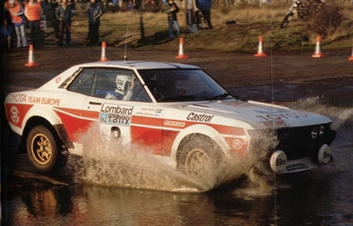 Hannu Mikkola - Arne Hertz
26º Lombard RAC Rally 1977. Toyota Celica RA21 (BYC-885). Clasificado 2º.

Del 20 al 24 de Noviembre, London, York, Inglaterra.
Superficie: tierra - asfalto.

El Rally tenia un total de 3069 km de los que 674.45 km divididos en 69 tramos eran especiales, (2 de ellas fueron canceladas SS54 Cardrona de 9,66 Km y SS56 Elibank de 6,44 Km).

Tomaron la salida 182 equipos, finalizaron 67.@
Palabras clave: ;Toyota;Celica;Gran_Bretaña;1977;RAC_Rally;Inglaterra