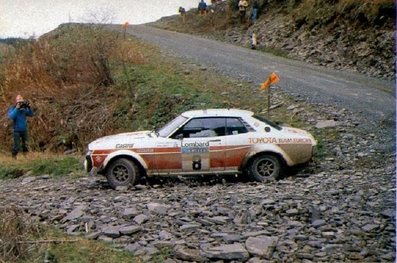 Hannu Mikkola - Arne Hertz
26º Lombard RAC Rally 1977. Toyota Celica RA21 (BYC-885). Clasificado 2º.

Del 20 al 24 de Noviembre, London, York, Inglaterra.
Superficie: tierra - asfalto.

El Rally tenia un total de 3069 km de los que 674.45 km divididos en 69 tramos eran especiales, (2 de ellas fueron canceladas SS54 Cardrona de 9,66 Km y SS56 Elibank de 6,44 Km).

Tomaron la salida 182 equipos, finalizaron 67.@
Palabras clave: ;Toyota;Celica;Gran_Bretaña;1977;RAC_Rally;Inglaterra