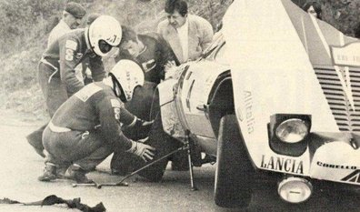 Raffaele (Lele) Pinto - Arnaldo Bernacchini
21º Tour de Corse 1977. Lancia Stratos HF (TO N14328). Clasificado 2º.

Del 5 al 6 de Noviembre, Ajaccio, Córcega, Francia.
Superficie: asfalto.

El Rally tenia un total de 1350 km de los que 645.80 km divididos en 13 tramos eran especiales.

1ª ETAPA
SS1 Tavera - Bastelica 17.10 km
SS2 Coti - Chiavari 14.80 km
SS3 Acqua d'Oria - Stiliccione 16.50 km
SS4 Muratello - Orone 21.60 kM
SS5 Quenza - Prunelli 131.30 km
SS6 Kamiesh - Zonza 38.50 km
SS7 Olivese - Bains de Guitera 10.10 km
Total etapal 249.90 km

2ª ETAPA
SS8 Palneca - Ghisoni 34.70 km
SS9 St Antoine - Pont St Laurent 97.60 km
SS10 Ponte Nuovo - Teddia 97.40 km
SS11 Talasani - La Porta 24.90 km
SS12 Casta - Pietra Moneta 17.00 km
SS13 Calvi - Vico 124.30 km

Total etapal 395.90 km
Total evento 645.80 km

Se inscribieron 134 equipos, tomaron la salida 120, finalizaron 32.
@
Palabras clave: Raffaele_Pinto;Arnaldo_Bernacchini;Lancia;stratos;HF;Còrcega;1977;Asistencias;Corse