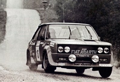 Timo Salonen - Jaakko Markkula
27º Jyväskylän Suurajot - Rally of the 1000 Lakes 1977. Fiat 131 Abarth (TO P35977). Clasificado 2º.

Del 26 al 27 de Agosto, Jyväskylä, Finlandia.
Superficie: tierra.

El Rally tenia un total de 1484 km de los que 452.90 km divididos en 46 tramos eran especiales, (uno de ellos fue cancelado SS14 Vaarinmaja).

Se inscribieron 102 equipos, tomaron la salida 99, finalizaron 44.@
Palabras clave: Timo_Salonen;Jaakko_Markkula;Fiat;Abarth;Finlandia;1977