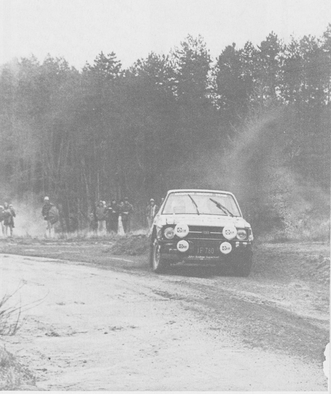 Ari Vatanen - Jim Scott
8º South Pacific Rally - New Zealand 1977. Ford Escort RS1800 MKII (IF780). Clasificado 2º.

Vatanen salió dispuesto a todo y tras cometer dos errores se colocaba a 32 minutos de la cabeza.

El finlandés remontó conduciendo de forma arriesgada hasta terminar en segunda plaza tras el Fiat 131 Abarth de Bacchelli que se hizo con la victoria.

En uno de los tramos el piloto finlandés adelanto a los tres Fiat que tomaron la salida con anterioridad.

Del 1 al 7 de Mayo, Wellington, Auckland, Nueva Zelanda.

El Rally tenia un total de 3841.36 Km de los que 2211.06 Km divididos en 74 tramos eran especiales.

Se inscribieron 102 equipos, tomaron la salida 100, finalizaron 35.
@
Palabras clave: ;Jim_Scott;Nueva_Zelanda;Ford;Escort;MKII;1977