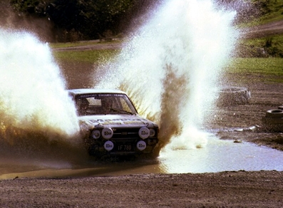 Ari Vatanen - Jim Scott
8º South Pacific Rally - New Zealand 1977. Ford Escort RS1800 MKII (IF780). Clasificado 2º.

Vatanen salió dispuesto a todo y tras cometer dos errores se colocaba a 32 minutos de la cabeza.

El finlandés remontó conduciendo de forma arriesgada hasta terminar en segunda plaza tras el Fiat 131 Abarth de Bacchelli que se hizo con la victoria.

En uno de los tramos el piloto finlandés adelanto a los tres Fiat que tomaron la salida con anterioridad.

Del 1 al 7 de Mayo, Wellington, Auckland, Nueva Zelanda.

El Rally tenia un total de 3841.36 Km de los que 2211.06 Km divididos en 74 tramos eran especiales.

Se inscribieron 102 equipos, tomaron la salida 100, finalizaron 35.
@
Palabras clave: ;Jim_Scott;Nueva_Zelanda;Ford;Escort;MKII;1977