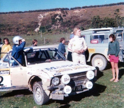 Ari Vatanen - Jim Scott
8º South Pacific Rally - New Zealand 1977. Ford Escort RS1800 MKII (IF780). Clasificado 2º.

Vatanen salió dispuesto a todo y tras cometer dos errores se colocaba a 32 minutos de la cabeza.

El finlandés remontó conduciendo de forma arriesgada hasta terminar en segunda plaza tras el Fiat 131 Abarth de Bacchelli que se hizo con la victoria.

En uno de los tramos el piloto finlandés adelanto a los tres Fiat que tomaron la salida con anterioridad.

Del 1 al 7 de Mayo, Wellington, Auckland, Nueva Zelanda.

El Rally tenia un total de 3841.36 Km de los que 2211.06 Km divididos en 74 tramos eran especiales.

Se inscribieron 102 equipos, tomaron la salida 100, finalizaron 35.
@
Palabras clave: ;Jim_Scott;Nueva_Zelanda;Ford;Escort;MKII;1977