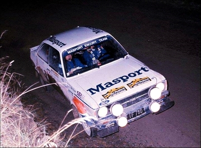 Ari Vatanen - Jim Scott
8º South Pacific Rally - New Zealand 1977. Ford Escort RS1800 MKII (IF780). Clasificado 2º.

Vatanen salió dispuesto a todo y tras cometer dos errores se colocaba a 32 minutos de la cabeza.

El finlandés remontó conduciendo de forma arriesgada hasta terminar en segunda plaza tras el Fiat 131 Abarth de Bacchelli que se hizo con la victoria.

En uno de los tramos el piloto finlandés adelanto a los tres Fiat que tomaron la salida con anterioridad.

Del 1 al 7 de Mayo, Wellington, Auckland, Nueva Zelanda.

El Rally tenia un total de 3841.36 Km de los que 2211.06 Km divididos en 74 tramos eran especiales.

Se inscribieron 102 equipos, tomaron la salida 100, finalizaron 35.
@
Palabras clave: ;Jim_Scott;Nueva_Zelanda;Ford;Escort;MKII;1977