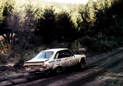 Ari Vatanen - Jim Scott
8º South Pacific Rally - New Zealand 1977. Ford Escort RS1800 MKII (IF780). Clasificado 2º.

Vatanen salió dispuesto a todo y tras cometer dos errores se colocaba a 32 minutos de la cabeza.

El finlandés remontó conduciendo de forma arriesgada hasta terminar en segunda plaza tras el Fiat 131 Abarth de Bacchelli que se hizo con la victoria.

En uno de los tramos el piloto finlandés adelanto a los tres Fiat que tomaron la salida con anterioridad.

Del 1 al 7 de Mayo, Wellington, Auckland, Nueva Zelanda.

El Rally tenia un total de 3841.36 Km de los que 2211.06 Km divididos en 74 tramos eran especiales.

Se inscribieron 102 equipos, tomaron la salida 100, finalizaron 35.
@
Palabras clave: ;Jim_Scott;Nueva_Zelanda;Ford;Escort;MKII;1977