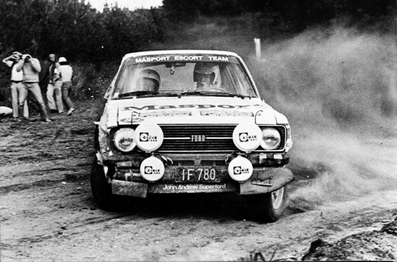 Ari Vatanen - Jim Scott
8º South Pacific Rally - New Zealand 1977. Ford Escort RS1800 MKII (IF780). Clasificado 2º.

Vatanen salió dispuesto a todo y tras cometer dos errores se colocaba a 32 minutos de la cabeza.

El finlandés remontó conduciendo de forma arriesgada hasta terminar en segunda plaza tras el Fiat 131 Abarth de Bacchelli que se hizo con la victoria.

En uno de los tramos el piloto finlandés adelanto a los tres Fiat que tomaron la salida con anterioridad.

Del 1 al 7 de Mayo, Wellington, Auckland, Nueva Zelanda.

El Rally tenia un total de 3841.36 Km de los que 2211.06 Km divididos en 74 tramos eran especiales.

Se inscribieron 102 equipos, tomaron la salida 100, finalizaron 35.
@
Palabras clave: ;Jim_Scott;Nueva_Zelanda;Ford;Escort;MKII;1977