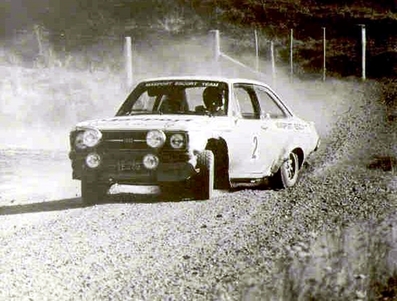 Ari Vatanen - Jim Scott
8º South Pacific Rally - New Zealand 1977. Ford Escort RS1800 MKII (IF780). Clasificado 2º.

Vatanen salió dispuesto a todo y tras cometer dos errores se colocaba a 32 minutos de la cabeza.

El finlandés remontó conduciendo de forma arriesgada hasta terminar en segunda plaza tras el Fiat 131 Abarth de Bacchelli que se hizo con la victoria.

En uno de los tramos el piloto finlandés adelanto a los tres Fiat que tomaron la salida con anterioridad.

Del 1 al 7 de Mayo, Wellington, Auckland, Nueva Zelanda.

El Rally tenia un total de 3841.36 Km de los que 2211.06 Km divididos en 74 tramos eran especiales.

Se inscribieron 102 equipos, tomaron la salida 100, finalizaron 35.
@
Palabras clave: ;Jim_Scott;Nueva_Zelanda;Ford;Escort;MKII;1977