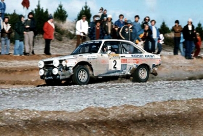 Ari Vatanen - Jim Scott
8º South Pacific Rally - New Zealand 1977. Ford Escort RS1800 MKII (IF780). Clasificado 2º.

Vatanen salió dispuesto a todo y tras cometer dos errores se colocaba a 32 minutos de la cabeza.

El finlandés remontó conduciendo de forma arriesgada hasta terminar en segunda plaza tras el Fiat 131 Abarth de Bacchelli que se hizo con la victoria.

En uno de los tramos el piloto finlandés adelanto a los tres Fiat que tomaron la salida con anterioridad.

Del 1 al 7 de Mayo, Wellington, Auckland, Nueva Zelanda.

El Rally tenia un total de 3841.36 Km de los que 2211.06 Km divididos en 74 tramos eran especiales.

Se inscribieron 102 equipos, tomaron la salida 100, finalizaron 35.
@
Palabras clave: ;Jim_Scott;Nueva_Zelanda;Ford;Escort;MKII;1977