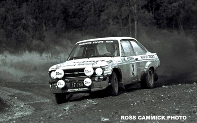 Ari Vatanen - Jim Scott
8º South Pacific Rally - New Zealand 1977. Ford Escort RS1800 MKII (IF780). Clasificado 2º.

Vatanen salió dispuesto a todo y tras cometer dos errores se colocaba a 32 minutos de la cabeza.

El finlandés remontó conduciendo de forma arriesgada hasta terminar en segunda plaza tras el Fiat 131 Abarth de Bacchelli que se hizo con la victoria.

En uno de los tramos el piloto finlandés adelanto a los tres Fiat que tomaron la salida con anterioridad.

Del 1 al 7 de Mayo, Wellington, Auckland, Nueva Zelanda.

El Rally tenia un total de 3841.36 Km de los que 2211.06 Km divididos en 74 tramos eran especiales.

Se inscribieron 102 equipos, tomaron la salida 100, finalizaron 35.
@
Palabras clave: ;Jim_Scott;Nueva_Zelanda;Ford;Escort;MKII;1977