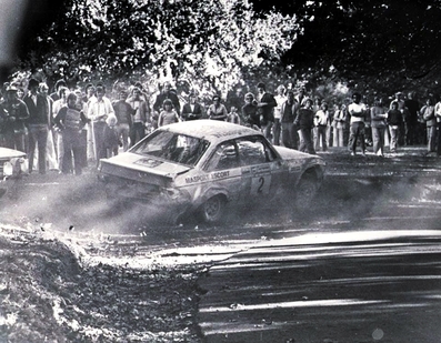 Ari Vatanen - Jim Scott
8º South Pacific Rally - New Zealand 1977. Ford Escort RS1800 MKII (IF780). Clasificado 2º.

Vatanen salió dispuesto a todo y tras cometer dos errores se colocaba a 32 minutos de la cabeza.

El finlandés remontó conduciendo de forma arriesgada hasta terminar en segunda plaza tras el Fiat 131 Abarth de Bacchelli que se hizo con la victoria.

En uno de los tramos el piloto finlandés adelanto a los tres Fiat que tomaron la salida con anterioridad.

Del 1 al 7 de Mayo, Wellington, Auckland, Nueva Zelanda.

El Rally tenia un total de 3841.36 Km de los que 2211.06 Km divididos en 74 tramos eran especiales.

Se inscribieron 102 equipos, tomaron la salida 100, finalizaron 35.
@
Palabras clave: ;Jim_Scott;Nueva_Zelanda;Ford;Escort;MKII;1977