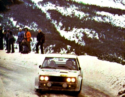 Jean-Claude Andruet -Michèle Espinos-Petit (Biche)
45º Rallye Automobile de Monte-Carlo 1977. Fiat 131 Abarth (TO P09981) Clasificado 2º.

Del 22 al 28 de Enero, Monte-Carlo .
Superficie: asfalto - nieve.

El Rally tenia un total de 4800 km de los que 540.50 km divididos en 27 tramos eran especiales (una de ellas fue cancelada SS2 Col de Fontbelle de 35.00 Km).

Se inscribieron 217 equipos, tomaron la salida 198, finalizaron 118 en lista, llegaron 47 en meta.@
Palabras clave: ;Michèle_Espinosi-Petit;Fiat;Abarth;Montecarlo;1977;Nieve