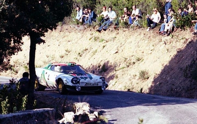 Raffaele (Lele) Pinto - Arnaldo Bernacchini
21º Tour de Corse 1977. Lancia Stratos HF (TO N14328). Clasificado 2º.

Del 5 al 6 de Noviembre, Ajaccio, Córcega, Francia.
Superficie: asfalto.

El Rally tenia un total de 1350 km de los que 645.80 km divididos en 13 tramos eran especiales.

1ª ETAPA
SS1 Tavera - Bastelica 17.10 km
SS2 Coti - Chiavari 14.80 km
SS3 Acqua d'Oria - Stiliccione 16.50 km
SS4 Muratello - Orone 21.60 kM
SS5 Quenza - Prunelli 131.30 km
SS6 Kamiesh - Zonza 38.50 km
SS7 Olivese - Bains de Guitera 10.10 km
Total etapal 249.90 km

2ª ETAPA
SS8 Palneca - Ghisoni 34.70 km
SS9 St Antoine - Pont St Laurent 97.60 km
SS10 Ponte Nuovo - Teddia 97.40 km
SS11 Talasani - La Porta 24.90 km
SS12 Casta - Pietra Moneta 17.00 km
SS13 Calvi - Vico 124.30 km

Total etapal 395.90 km
Total evento 645.80 km

Se inscribieron 134 equipos, tomaron la salida 120, finalizaron 32.
@
Palabras clave: Raffaele_Pinto;Lancia;Stratos;Corcega;Corse;1977