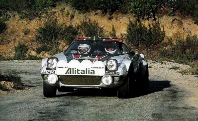 Raffaele (Lele) Pinto - Arnaldo Bernacchini
21º Tour de Corse 1977. Lancia Stratos HF (TO N14328). Clasificado 2º.

Del 5 al 6 de Noviembre, Ajaccio, Córcega, Francia.
Superficie: asfalto.

El Rally tenia un total de 1350 km de los que 645.80 km divididos en 13 tramos eran especiales.

1ª ETAPA
SS1 Tavera - Bastelica 17.10 km
SS2 Coti - Chiavari 14.80 km
SS3 Acqua d'Oria - Stiliccione 16.50 km
SS4 Muratello - Orone 21.60 kM
SS5 Quenza - Prunelli 131.30 km
SS6 Kamiesh - Zonza 38.50 km
SS7 Olivese - Bains de Guitera 10.10 km
Total etapal 249.90 km

2ª ETAPA
SS8 Palneca - Ghisoni 34.70 km
SS9 St Antoine - Pont St Laurent 97.60 km
SS10 Ponte Nuovo - Teddia 97.40 km
SS11 Talasani - La Porta 24.90 km
SS12 Casta - Pietra Moneta 17.00 km
SS13 Calvi - Vico 124.30 km

Total etapal 395.90 km
Total evento 645.80 km

Se inscribieron 134 equipos, tomaron la salida 120, finalizaron 32.
@
Palabras clave: Raffaele_Pinto;Lancia;Stratos;Corcega;Corse;1977