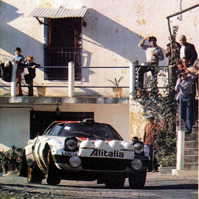 Raffaele (Lele) Pinto - Arnaldo Bernacchini
21º Tour de Corse 1977. Lancia Stratos HF (TO N14328). Clasificado 2º.

Del 5 al 6 de Noviembre, Ajaccio, Córcega, Francia.
Superficie: asfalto.

El Rally tenia un total de 1350 km de los que 645.80 km divididos en 13 tramos eran especiales.

1ª ETAPA
SS1 Tavera - Bastelica 17.10 km
SS2 Coti - Chiavari 14.80 km
SS3 Acqua d'Oria - Stiliccione 16.50 km
SS4 Muratello - Orone 21.60 kM
SS5 Quenza - Prunelli 131.30 km
SS6 Kamiesh - Zonza 38.50 km
SS7 Olivese - Bains de Guitera 10.10 km
Total etapal 249.90 km

2ª ETAPA
SS8 Palneca - Ghisoni 34.70 km
SS9 St Antoine - Pont St Laurent 97.60 km
SS10 Ponte Nuovo - Teddia 97.40 km
SS11 Talasani - La Porta 24.90 km
SS12 Casta - Pietra Moneta 17.00 km
SS13 Calvi - Vico 124.30 km

Total etapal 395.90 km
Total evento 645.80 km

Se inscribieron 134 equipos, tomaron la salida 120, finalizaron 32.
@
Palabras clave: Raffaele_Pinto;Lancia;Stratos;Corcega;Corse;1977