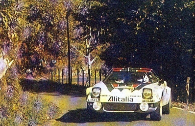 Raffaele (Lele) Pinto - Arnaldo Bernacchini
21º Tour de Corse 1977. Lancia Stratos HF (TO N14328). Clasificado 2º.

Del 5 al 6 de Noviembre, Ajaccio, Córcega, Francia.
Superficie: asfalto.

El Rally tenia un total de 1350 km de los que 645.80 km divididos en 13 tramos eran especiales.

1ª ETAPA
SS1 Tavera - Bastelica 17.10 km
SS2 Coti - Chiavari 14.80 km
SS3 Acqua d'Oria - Stiliccione 16.50 km
SS4 Muratello - Orone 21.60 kM
SS5 Quenza - Prunelli 131.30 km
SS6 Kamiesh - Zonza 38.50 km
SS7 Olivese - Bains de Guitera 10.10 km
Total etapal 249.90 km

2ª ETAPA
SS8 Palneca - Ghisoni 34.70 km
SS9 St Antoine - Pont St Laurent 97.60 km
SS10 Ponte Nuovo - Teddia 97.40 km
SS11 Talasani - La Porta 24.90 km
SS12 Casta - Pietra Moneta 17.00 km
SS13 Calvi - Vico 124.30 km

Total etapal 395.90 km
Total evento 645.80 km

Se inscribieron 134 equipos, tomaron la salida 120, finalizaron 32.
@
Palabras clave: Raffaele_Pinto;Lancia;Stratos;Corcega;Corse;1977
