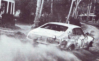 Rauno August Aaltonen - Lofty Drews
25º Safari Rally 1977. Datsun 160J (TKS56ME6431). Clasificado 2º.
D.T. Dobie & Co

Del 7 al 11 de Abril, Nairobi, Kenya, Africa.
Superficie: tierra.

El Rally tenia un total de 5949 km con 81 controles horarios.

Tomaron la salida 61 equipos,finalizaron 12.@
Palabras clave: Datsun;Safari;1977