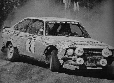 Ari Vatanen - Jim Scott
8º South Pacific Rally - New Zealand 1977. Ford Escort RS1800 MKII (IF780). Clasificado 2º.

Vatanen salió dispuesto a todo y tras cometer dos errores se colocaba a 32 minutos de la cabeza.

El finlandés remontó conduciendo de forma arriesgada hasta terminar en segunda plaza tras el Fiat 131 Abarth de Bacchelli que se hizo con la victoria.

En uno de los tramos el piloto finlandés adelanto a los tres Fiat que tomaron la salida con anterioridad.

Del 1 al 7 de Mayo, Wellington, Auckland, Nueva Zelanda.

El Rally tenia un total de 3841.36 Km de los que 2211.06 Km divididos en 74 tramos eran especiales.

Se inscribieron 102 equipos, tomaron la salida 100, finalizaron 35.
@
Palabras clave: Ari_Vatanen;Jim_Scott;Nueva_Zelanda;Ford;Escort;MKII;1977