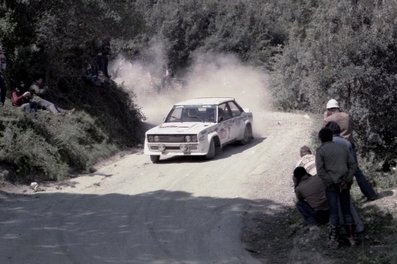 Maurizio Verini	 - Bruno Scabini
10º Rallye dell'Isola d'Elba 1977. Fiat 131 Abarth. Clasificado 2º.

Del 21 al 23 de Abril, Portoferraio.
Superficie: asfalto - tierra.

El Rally constaba de 2 etapas y un total de 730.00 km de los que 474.80 km divididos en 38 tramos eran especiales.

Tomaron la salida 162 equipos, finalizaron 60.@
Palabras clave: Maurizio_Verini;Bruno_Scabini;Elba;Fiat;1977