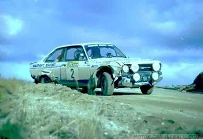 Ari Vatanen - Jim Scott
8º South Pacific Rally - New Zealand 1977. Ford Escort RS1800 MKII (IF780). Clasificado 2º.

Vatanen salió dispuesto a todo y tras cometer dos errores se colocaba a 32 minutos de la cabeza.

El finlandés remontó conduciendo de forma arriesgada hasta terminar en segunda plaza tras el Fiat 131 Abarth de Bacchelli que se hizo con la victoria.

En uno de los tramos el piloto finlandés adelanto a los tres Fiat que tomaron la salida con anterioridad.

Del 1 al 7 de Mayo, Wellington, Auckland, Nueva Zelanda.

El Rally tenia un total de 3841.36 Km de los que 2211.06 Km divididos en 74 tramos eran especiales.

Se inscribieron 102 equipos, tomaron la salida 100, finalizaron 35.
@
Palabras clave: Ari_Vatanen;Jim_Scott;Nueva_Zelanda;Ford;Escort;MKII;1977