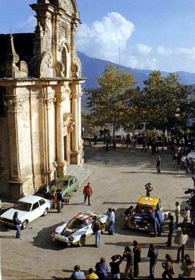 21º Tour de Corse 1977
Parque Cerrado

4# Lancia Stratos HF (TO N14328) de Raffaele Pinto - Arnaldo Bernacchini, clasificado 2º.

3# Fiat 131 Abarth (TO R19731) de Fulvio Bacchelli - Bruno Scabini, clasificado 3º.

Del 5 al 6 de Noviembre, Ajaccio, Córcega; Francia.
Superficie: asfalto.

El Rally tenia un total de 1350 km de los que 645.80 km divididos en 13 tramos eran especiales.

1ª ETAPA
SS1 Tavera - Bastelica 17.10 km
SS2 Coti - Chiavari 14.80 km
SS3 Acqua d'Oria - Stiliccione 16.50 km
SS4 Muratello - Orone 21.60 kM
SS5 Quenza - Prunelli 131.30 km
SS6 Kamiesh - Zonza 38.50 km
SS7 Olivese - Bains de Guitera 10.10 km
Total etapal 249.90 km

2ª ETAPA
SS8 Palneca - Ghisoni 34.70 km
SS9 St Antoine - Pont St Laurent 97.60 km
SS10 Ponte Nuovo - Teddia 97.40 km
SS11 Talasani - La Porta 24.90 km
SS12 Casta - Pietra Moneta 17.00 km
SS13 Calvi - Vico 124.30 km

Total etapal 395.90 km
Total evento 645.80 km

Se inscribieron 134 equipos, tomaron la salida 120, finalizaron 32.
@
Palabras clave: Corse;Corcega;1977;Parque_Cerrado;Fiat;Abarth;Lancia;Stratos