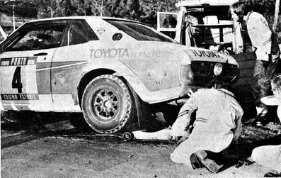 Asistencia en el 11º Rallye de Portugal Vinho do Porto 1977
En el Toyota Celica RA21 (BYC-884) de Ove Andersson - Henry Liddon, clasificado 3º.

Del 1 al 6 de Marzo, Estoril.
Superficie: asfalto - tierra.

El Rally tenia un total de 2458 km de los que 580 km divididos en 46 tramos eran especiales, (2 de ellas fueron canceladas SS18 Sao Lourenco da Montaria de 27 Km y SS 24 Carvalhas de 6 Km).

Tomaron la salida 103 equipos, finalizaron 27.@
Palabras clave: Ove_Andersson;Toyota;Celica;1977;Portugal;Asistencias