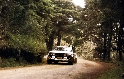 Ove Andersson - Henry Liddon
11º Rallye de Portugal Vinho do Porto 1977. Toyota Celica RA21 (BYC-884). Clasificado 3º.

Del 1 al 6 de Marzo, Estoril.
Superficie: asfalto - tierra.

El Rally tenia un total de 2458 km de los que 580 km divididos en 46 tramos eran especiales, (2 de ellas fueron canceladas SS18 Sao Lourenco da Montaria de 27 Km y SS 24 Carvalhas de 6 Km).

Tomaron la salida 103 equipos, finalizaron 27.@
Palabras clave: Ove_Andersson;Toyota;Celica;1977;Portugal